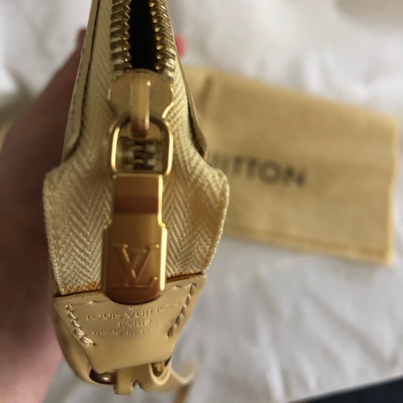 Louis Vuitton Epi Leather Pochette - Vanilla - Picture 13 of 16